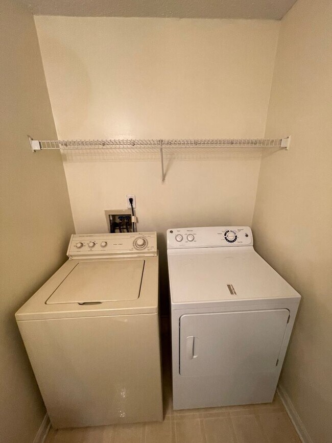 Building Photo - Briarwood Townhomes - End Unit!