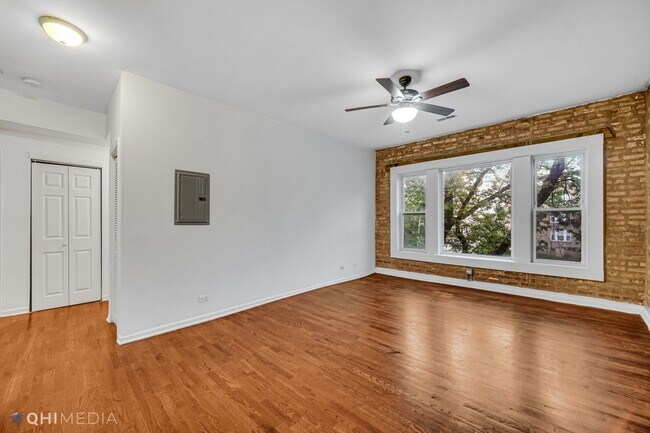 Foto del edificio - Great Apartment, Lots of light and Exposed...