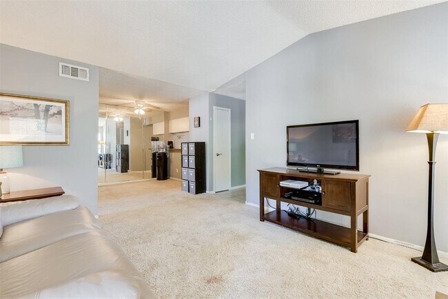 Building Photo - 17331 Red Oak Dr