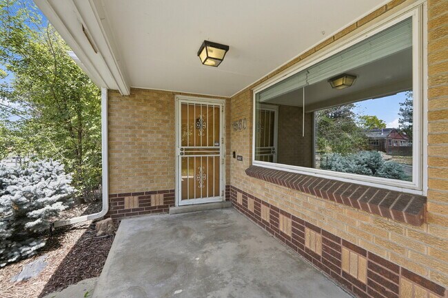 Foto del edificio - $2,145.95 with $600 off the first month's rent, 2 Beds - 1 Bath, Single Family Home in Denver wit...