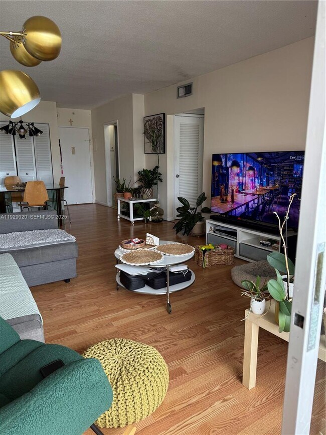 Building Photo - 400 Kings Point Dr