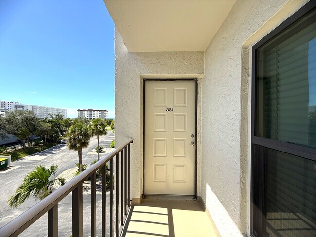 Building Photo - SEASONAL BEACH ACCESS 2/2 CONDO ON FT. MYERS BEACH!!!