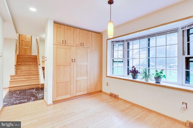 Building Photo - This elegant and unique three-level split ...