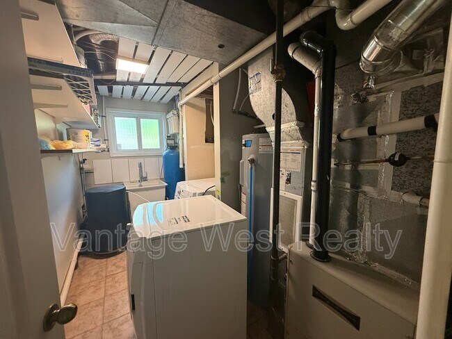 Photo du bâtiment - 1-907B Sutherland Ave