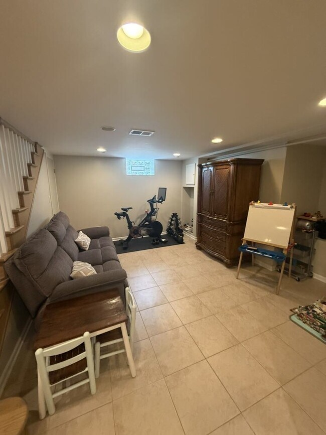Foto del edificio - 6953 W Summerdale Ave