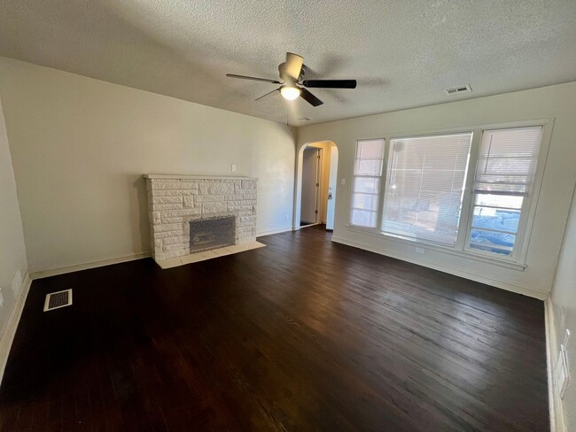 Building Photo - $1025- 3 bed 1 bath - Beautiful home!