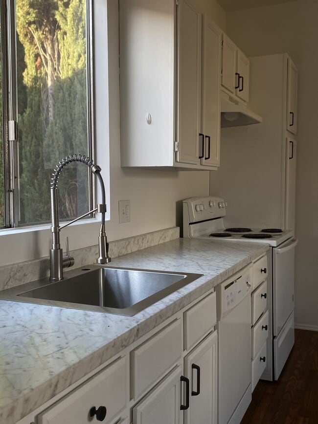 Building Photo - 1112 S Doheny Dr