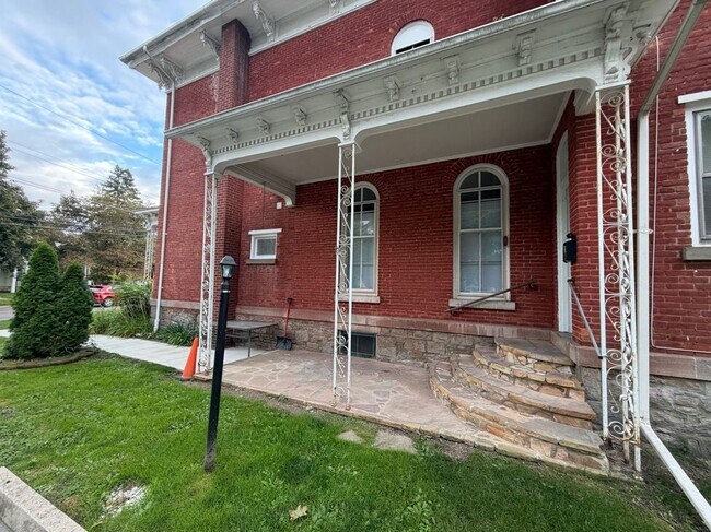 Building Photo - 210 Locust St
