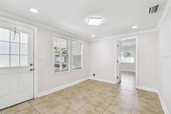 Foto del edificio - 6817 N Sterling Ave