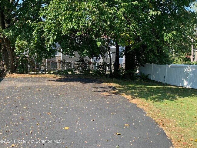 Building Photo - 1739 Sanderson Ave