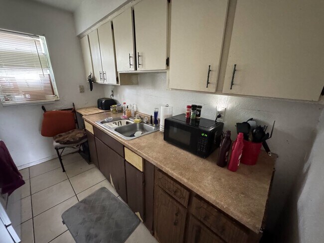 Building Photo - 2-Bedroom, 1-Bathroom Duplex in Tampa
