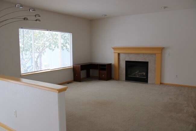 Building Photo - 4 Bedroom Home in Superior Available Now!