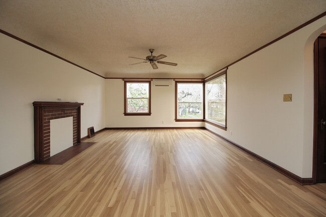 Building Photo - Freshly Updated Beaumont-Wilshire 3 Bedroom