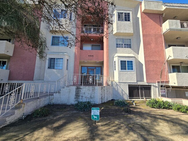Foto del edificio - 4705 Kester Ave