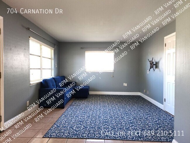 Foto del edificio - 704 Carnation Dr