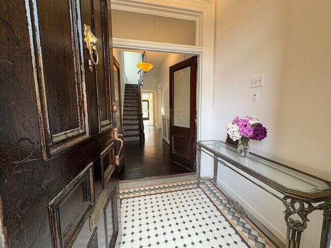 Foto del edificio - 615 W Market St