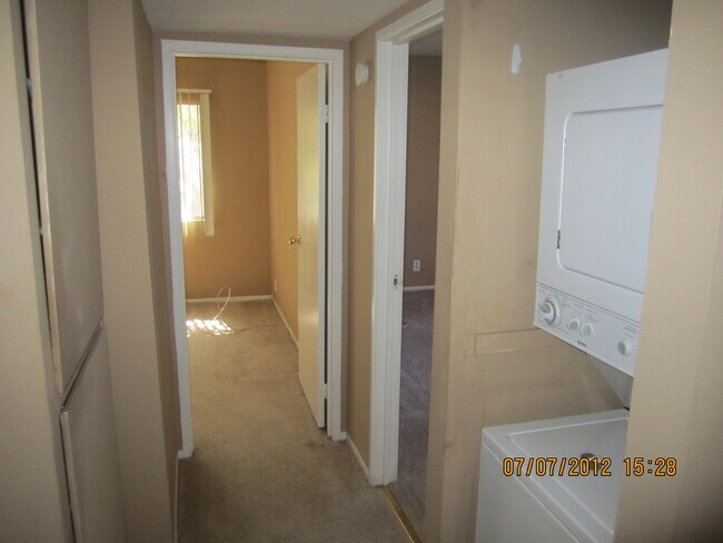 Foto del edificio - This Townhouse is located minutes from the freeway!
