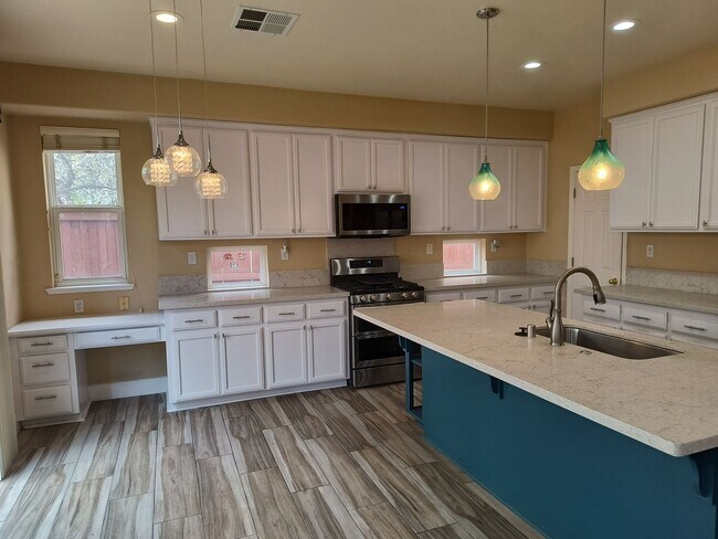 Foto del edificio - 4 Bedroom 3 Bathroom In Rocklin!