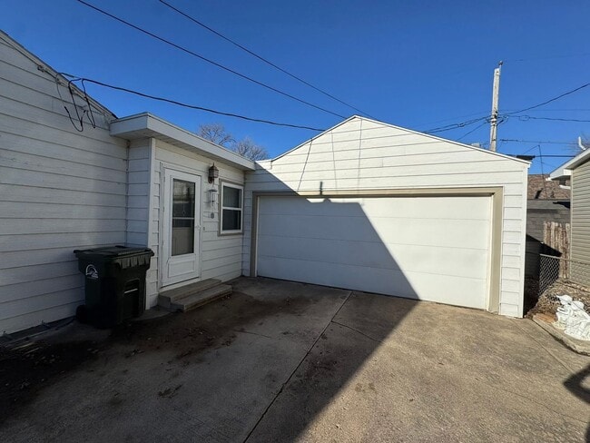 Building Photo - Main level house available for rent