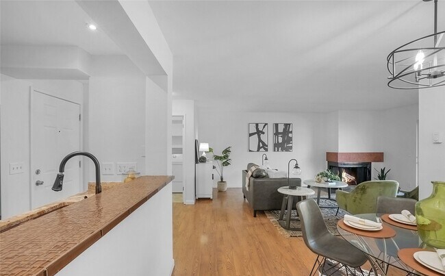 Building Photo - 613 4th Ave W