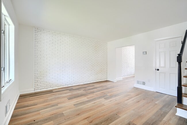 Building Photo - 2204 Redthorn Rd