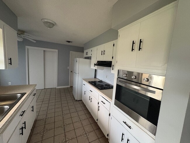 Building Photo - Cozy, Updated, and Move-in Ready 3/2/1