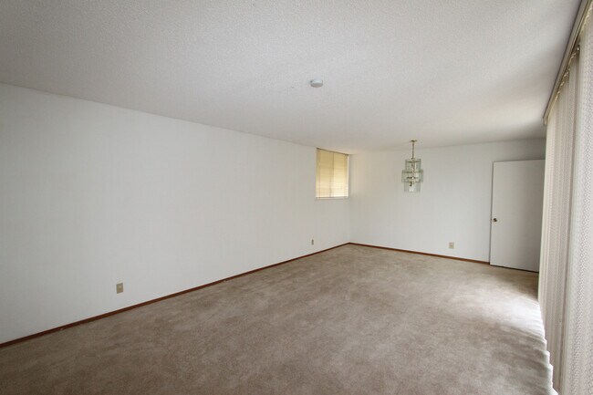 Spacious Living and Dining Area - 4660 Flamingo Park Ct