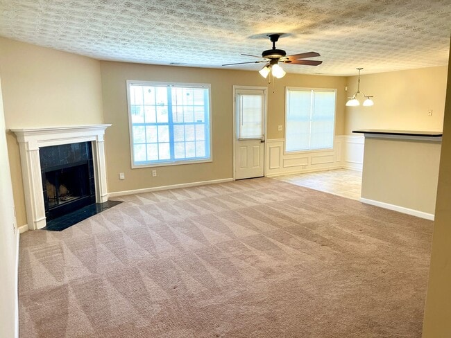 Building Photo - Beautiful with a BALCONY! 3 Bedroom / 2.5 ...