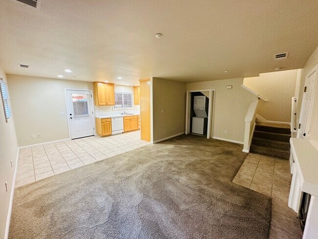 Foto del edificio - Townhouse For Rent - Great Location