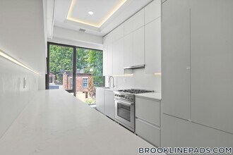 Building Photo - 1578 Beacon St