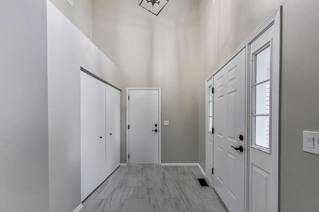 Building Photo - 926 S W Ave