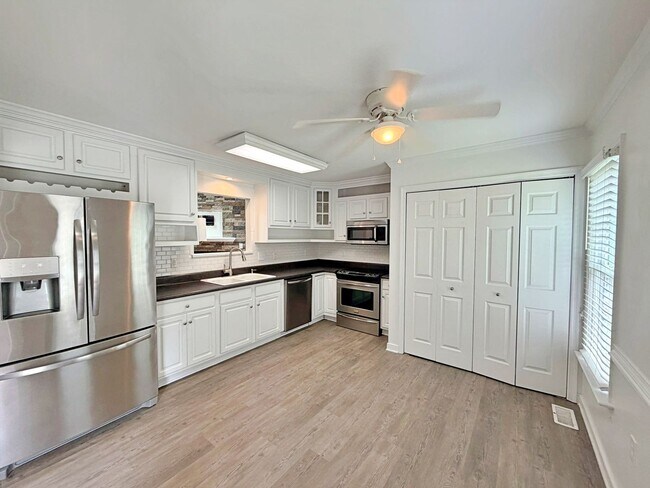 Foto del edificio - Updated Home in the Heart Of Chesterfield