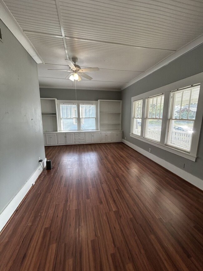 Foto del edificio - This One is a Stunner!  5br/3ba A MUST-SEE!