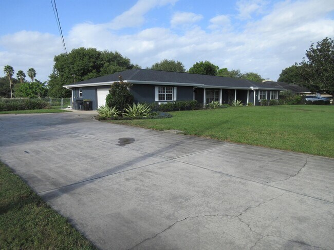 Foto del edificio - 6618 Winterset Gardens Rd