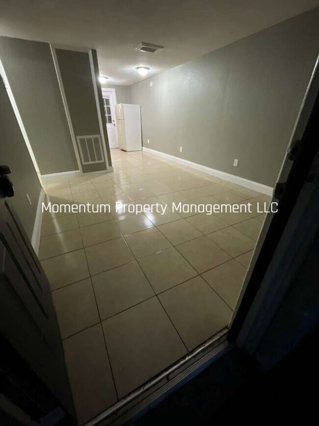 Building Photo - Palm River 2/1 Duplex- Move-In Ready! Apply FOR FREE today!