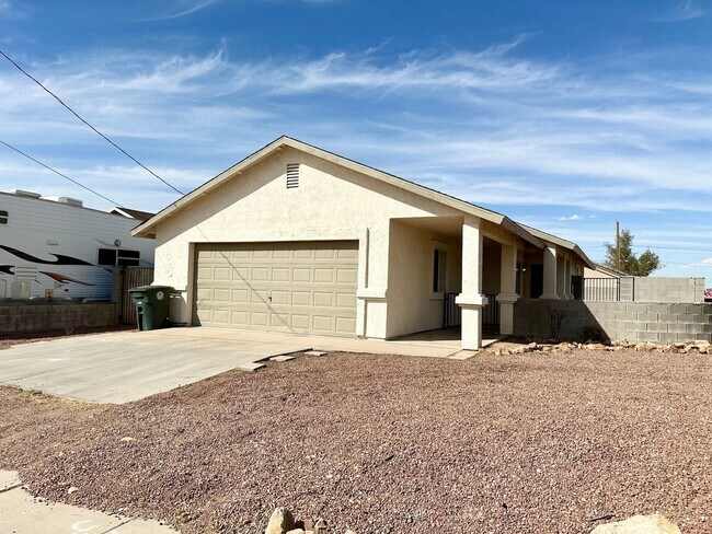 Foto del edificio - Come check out this 3 bedroom, 2 bathroom home Near the Hualapai Mountains!