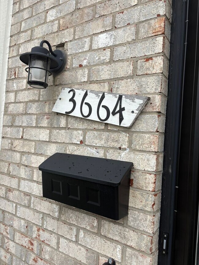 Foto del edificio - Beautifully Updated Townhouse – Prime Location!