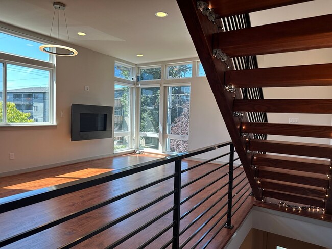 Building Photo - Luxury Green Lake Townhouse