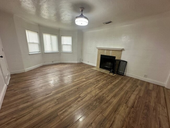 Building Photo - 301 Ainsley Ave