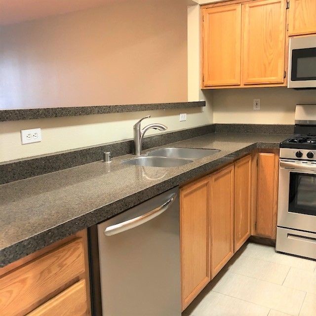 Building Photo - Updated Casa del Sol Townhome