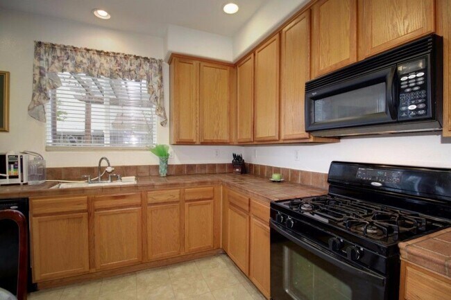 Foto del edificio - North Natomas 2 Story 3 Bedroom w/ Loft. 2 Car Attached Garage