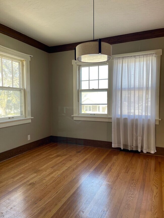 Building Photo - 3 Bedroom House Available Now!!