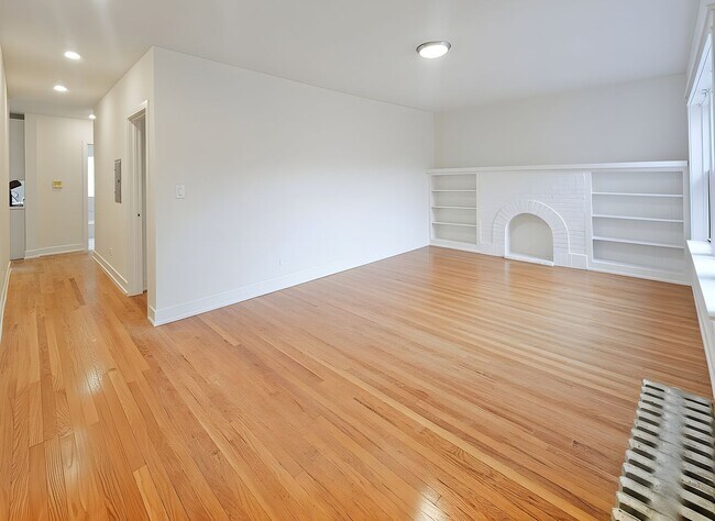 Building Photo - Brand New Renovation, 2bed/1bath Apartment in Historic Ravenswood Manor Neighborhood