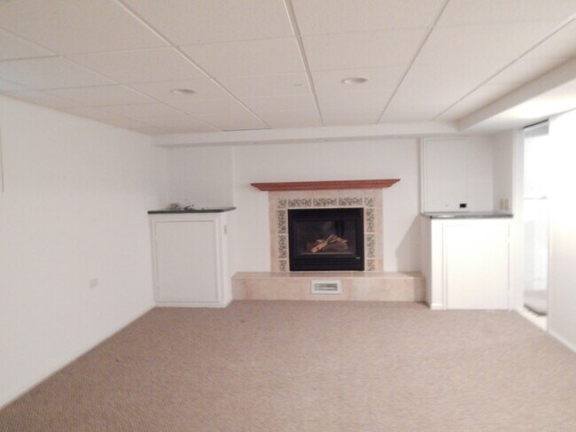 Building Photo - Great 3 Bed 2.1 Bath with Finished Basement