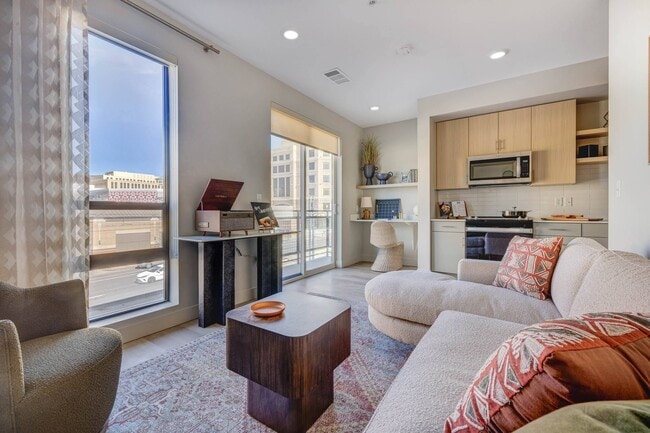 Building Photo - Luma