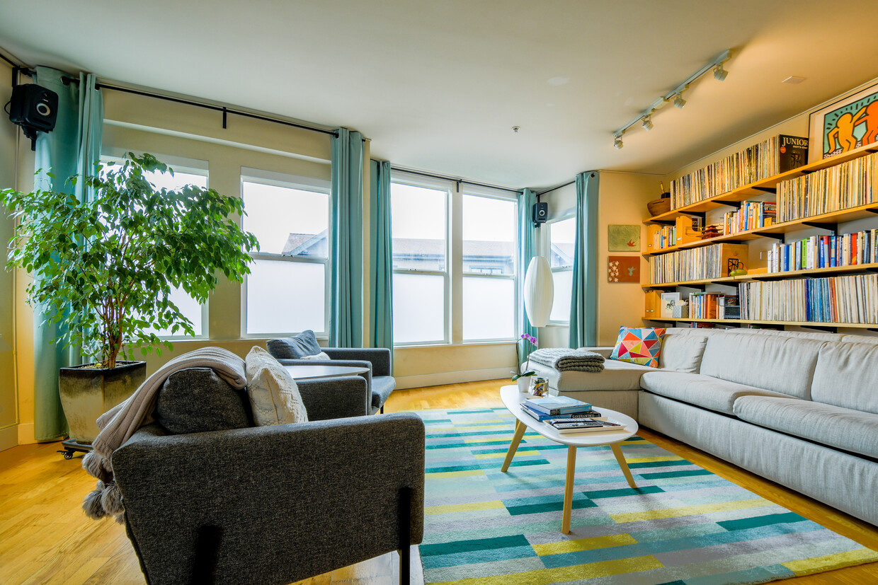 Open Plan living room - 1171 Oak St