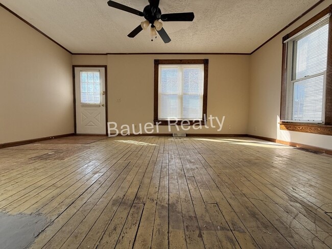 Building Photo - Three Beds, 1.5 Baths