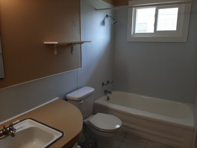 Building Photo - Crutcher 914