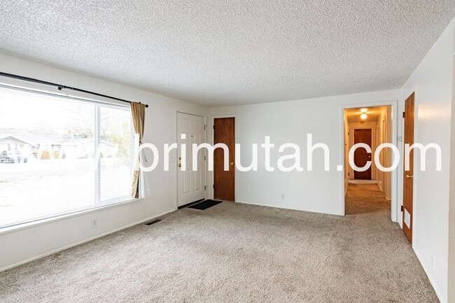 Photo - 656 E 5640 S House