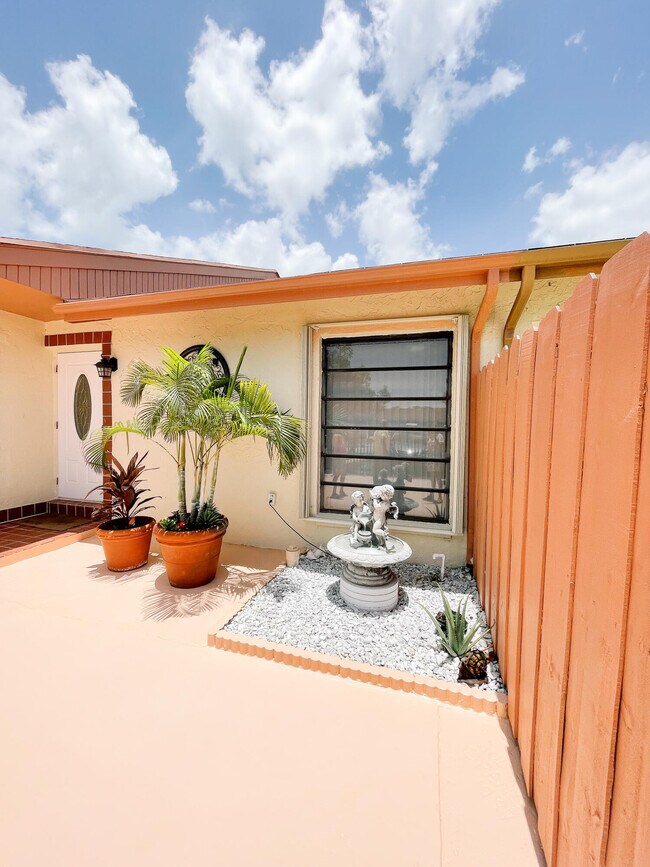 Building Photo - 5625 Biscayne Dr